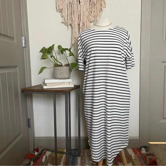 Midi Length Black and White Striped Tunic with pockets - Picture 2 of 10